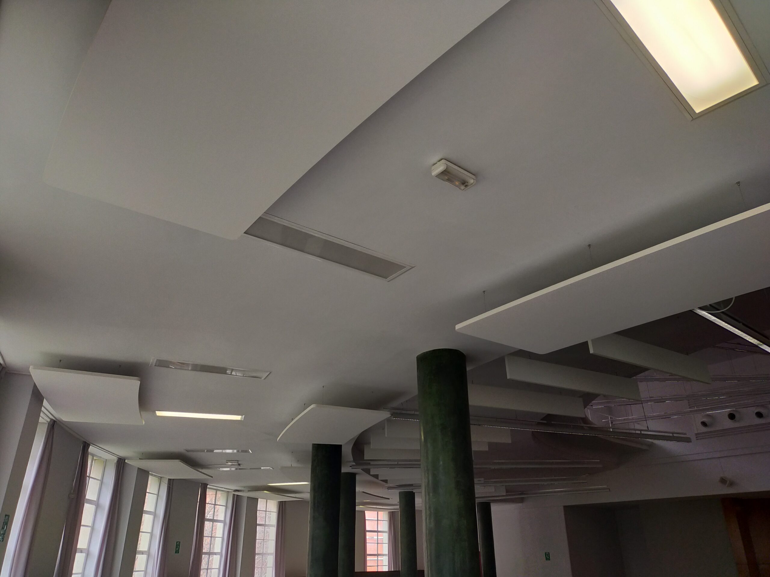 reverberación. Aula Magna Facultad de Derecho. Universidad Complutense de Madrid.